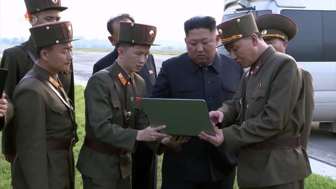 노트북으로 군 보고받는 김정은 국무위원장