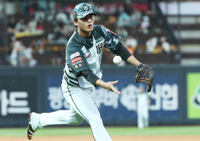 주권 '깔끔한 수비'<YONHAP NO-3380>