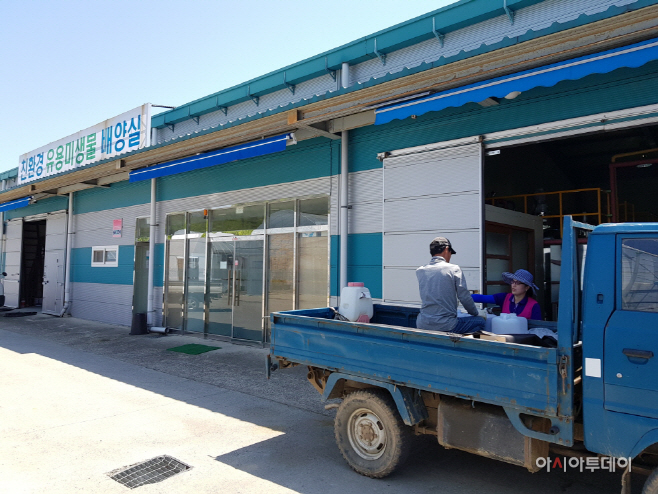 청양군, 농경지에 힘주는 친환경유용미생물 공급