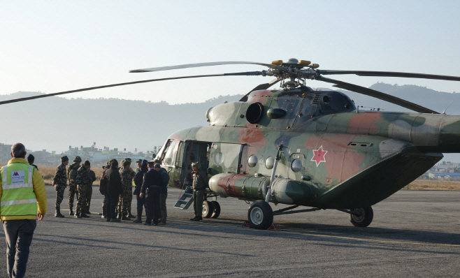 이륙 준비 중인 네팔군 구조헬기<YONHAP NO-3679>