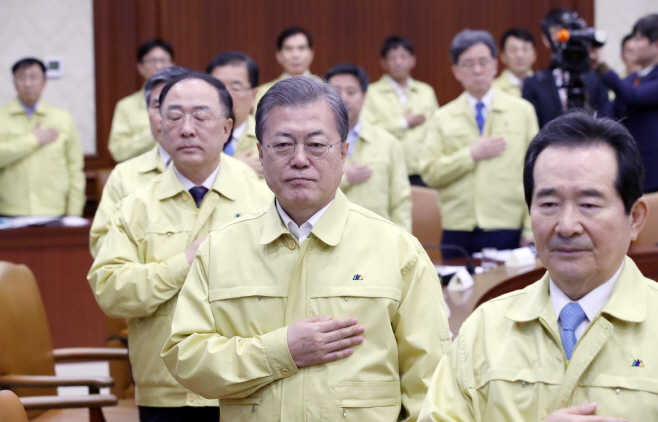 국기에 경례하는 문 대통령
