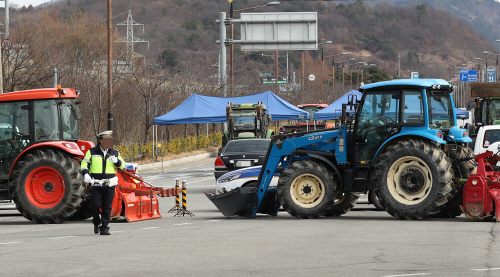 경찰과 대치 중인 아산 주민