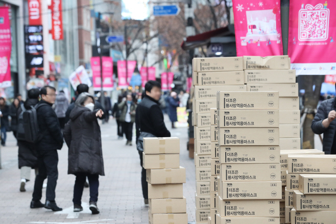명동 일대 약국 배달되는 마스크<YONHAP NO-5819>