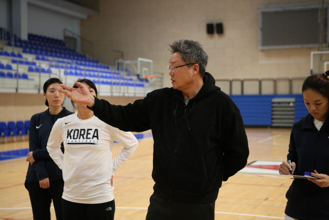 이문규 여자농구 대표팀 감독 '2승 해서 도쿄올...