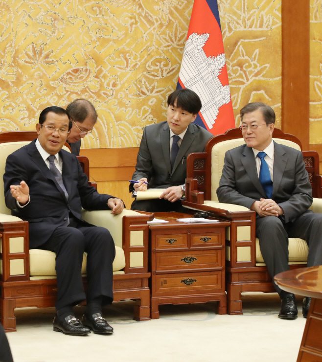 캄보디아 총리와 면담하는 문 대통령