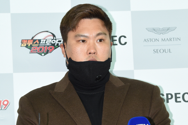 출국 인터뷰하는 류현진<YONHAP NO-4564>