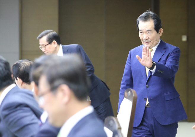 정세균 총리 '일어서지 마세요'