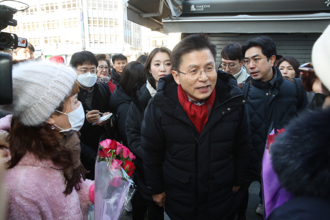 시민에게 인사하는 황교안