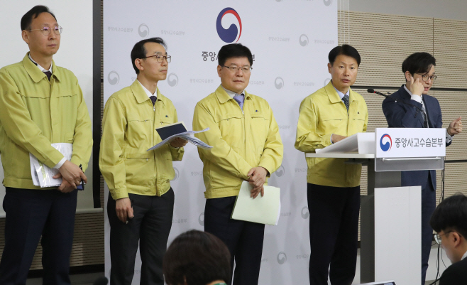 3차 우한교민 이송 계획 등 질문에 답변하는 김강립 부본부장
