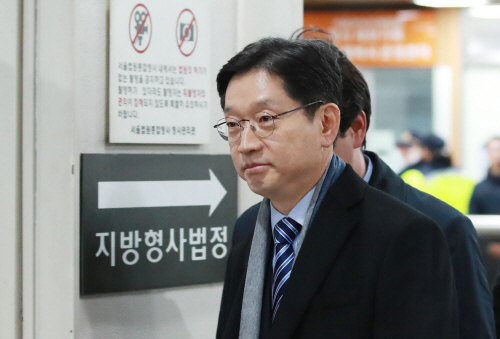 법정 향하는 김경수 경남도지사<YONHAP NO-2336>