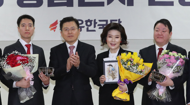 영입인사들과 기념촬영 하는 황교안 대표