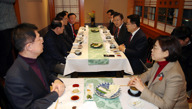 경북지역 의원들과 만찬 하는 황교안 대표