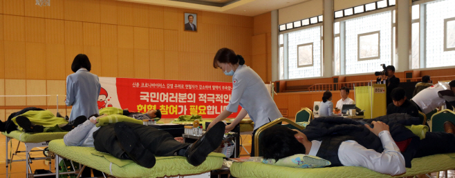 코로나19로 혈액수급난, 헌혈하는 청와대 직원들