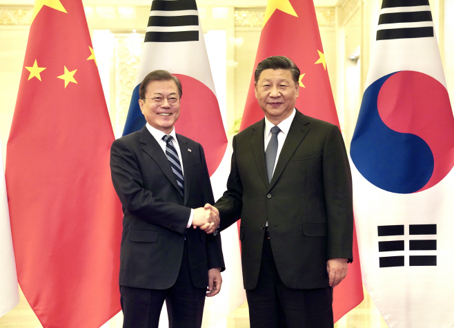 베이징에서 만난 문 대통령과 시진핑 국가주석<YONHAP NO-2120>