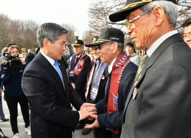 한국군 참전용사와 인사하는 정경두 장관
