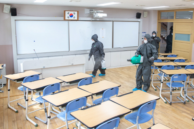 코로나19 대응하기 위해 학교 교실을 소득하고 있다.