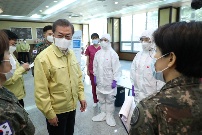 국군간호사관학교 방문한 문 대통령