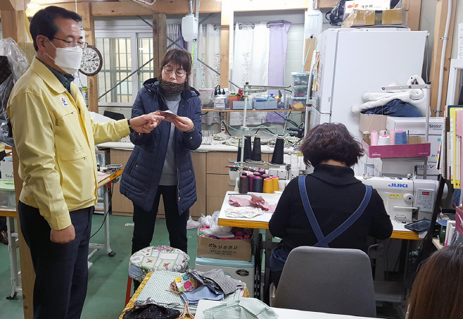 자활센타 마스크 수작업 현장