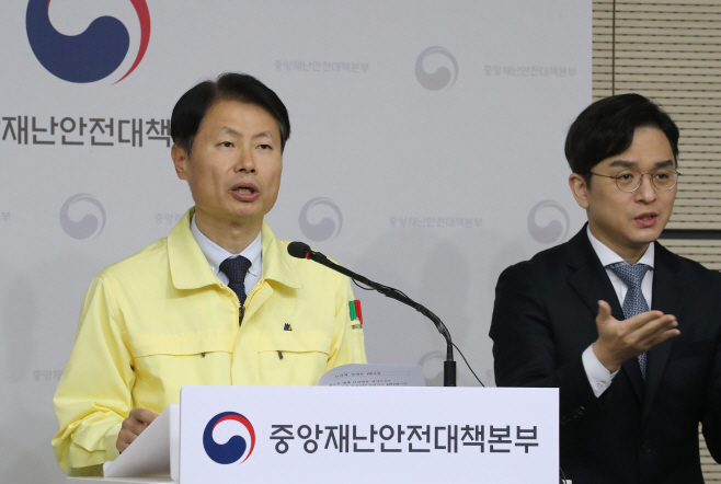 코로나19 정례브리핑하는 김강립 제1총괄조정관