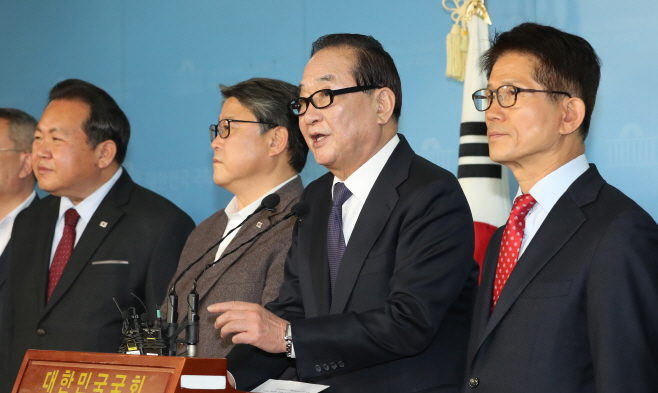 합당 기자회견에서 발언하는 서청원