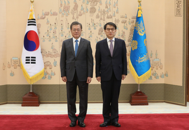 문 대통령과 노태악 신임 대법관