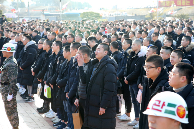 눈에 먼지가 들어갔나<YONHAP NO-4336>
