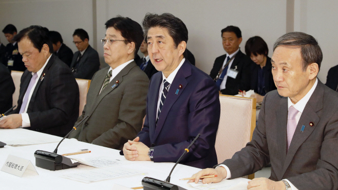 코로나19 회의 발언하는 일본 아베 총리<YONHAP NO-6603>