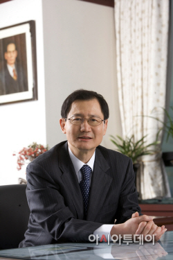 사진3.박찬구 금호석유화학 대표이사