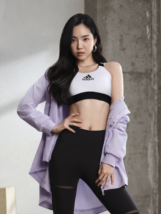 (이미지1)아디다스 우먼스 컬렉션 모델 손나은 화보컷
