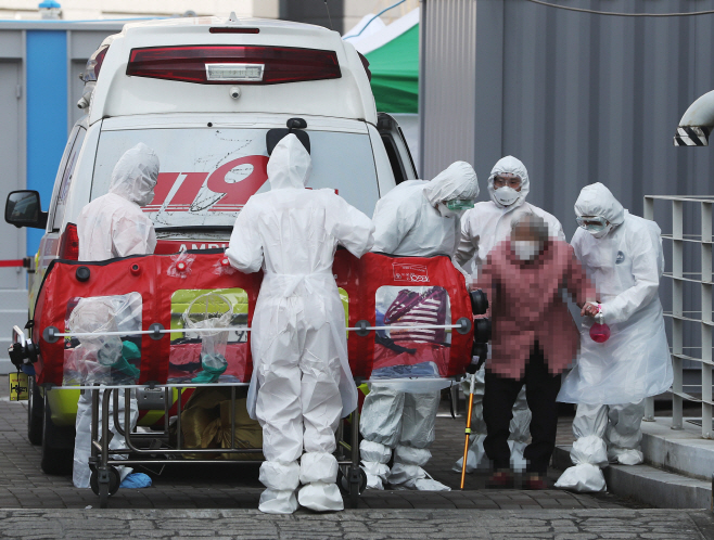 병원으로 옮겨지는 고령의 확진자