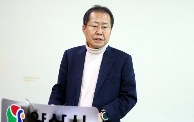 홍준표 양산 기자회견<YONHAP NO-4925>