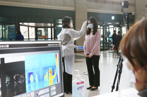 [사진]서울아산병원, 열화상 카메라로 병원 방문객 체온 측정