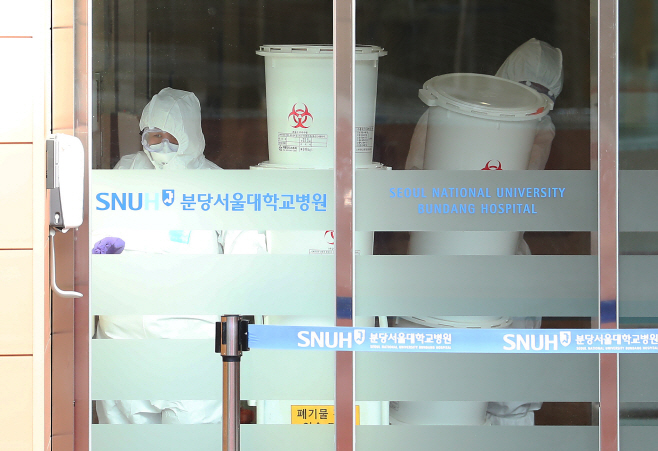 폐기물 처리하는 병원 관계자들<YONHAP NO-2830>