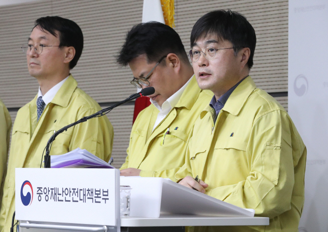 질문 답변하는 윤태호 방역총괄반장