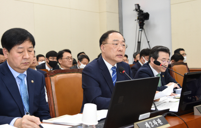 홍남기 기재위 답변