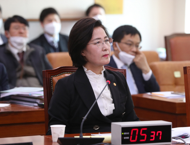 질문 듣는 추미애 법무부 장관