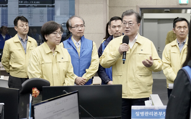 문 대통령, 질병관리본부 직원 격려