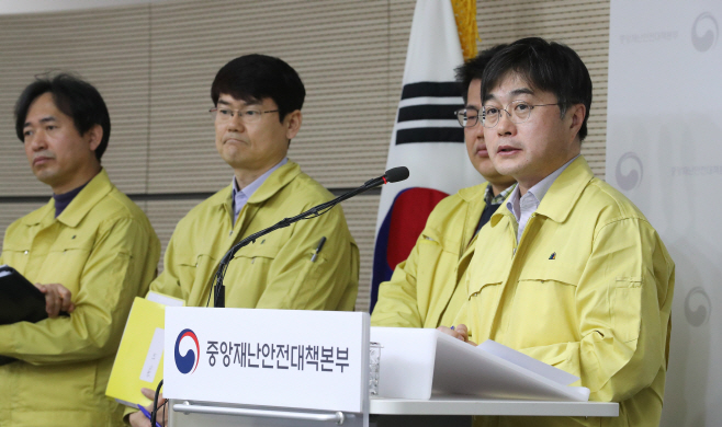 방호복 관련해 답변하는 윤태호 방역총괄반장
