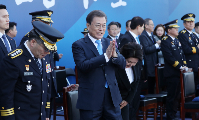 신임경찰 경위ㆍ경감 임용식 참석한 문 대통령<YONHAP NO-5465>