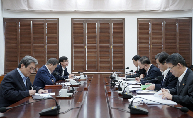경제·금융 상황 논의하는 문 대통령