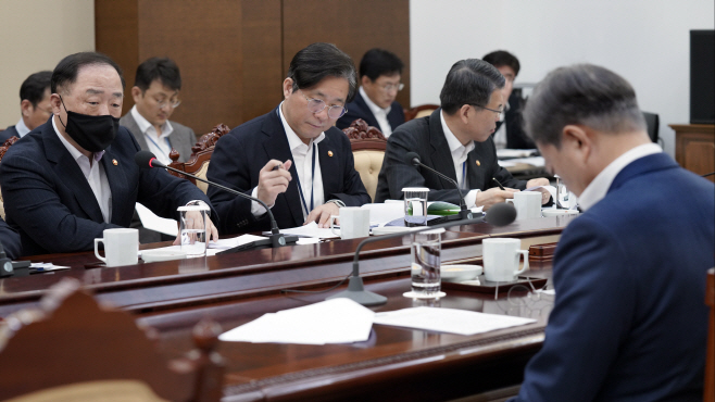 경제상황 보고 받는 문 대통령