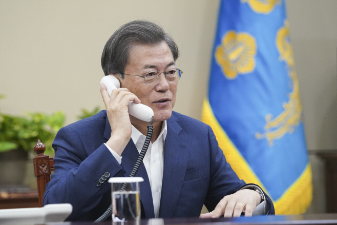 프랑스 대통령과 통화하는 문 대통령