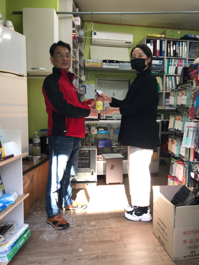 1-3. 사진(영양군, 관내 전 세대 살균소독제 무상배부 실시