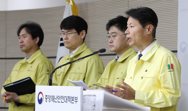 특별입국 절차 관련해 답변하는 김강립 제1총괄조정관