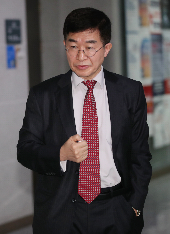 대화하는 공병호 공천관리위원장<YONHAP NO-4393>