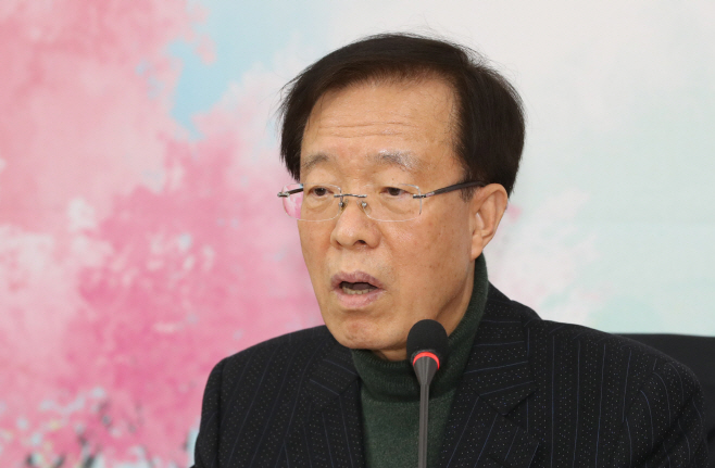 공천 결과 발표하는 이석연<YONHAP NO-7587>