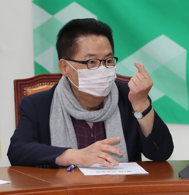 손가락 하트로 인사하는 박지원 의원