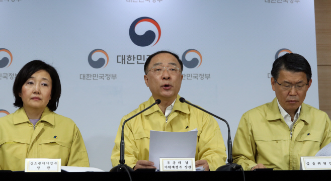 브리핑 하는 홍남기 부총리
