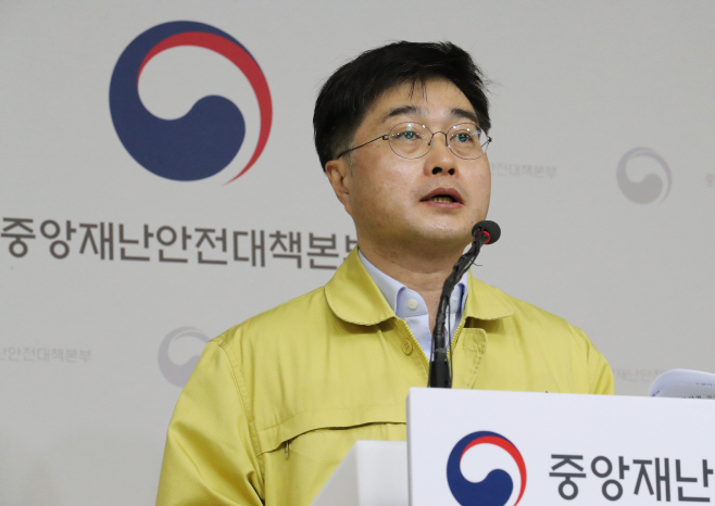 코로나19 정례브리핑하는 윤태호 방역총괄반장