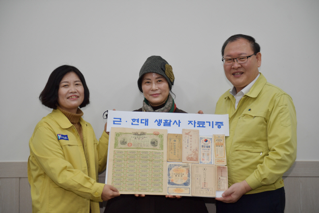 영해면 최정아씨가 근대생활사 자료 37점을 기증